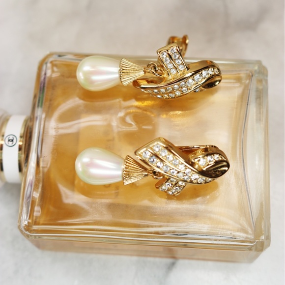 ⚜️ Vintage Christian Dior Pearl Drop Earrings - Picture 14 of 16